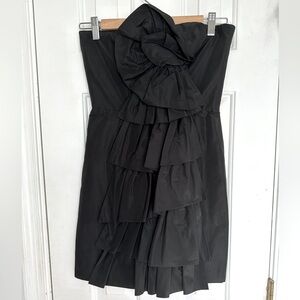 Formal short strapless black dress.